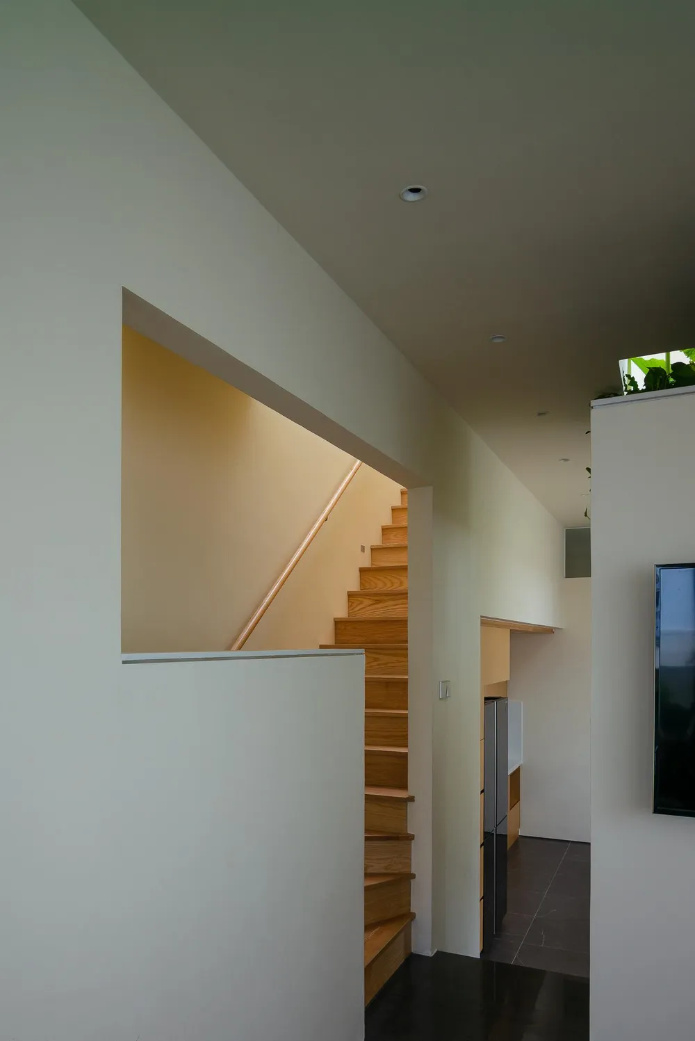 Cách thiết kế này nhằm làm giảm diện tích cho giao thông nhưng vẫn thuận tiện kết nối các không gian lại với nhau.