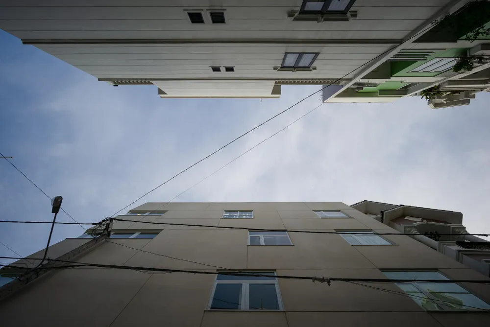 Theo đó, công trình trên mảnh đất 4x16 m có hai mặt giáp đường và hình dáng hẹp và dài.