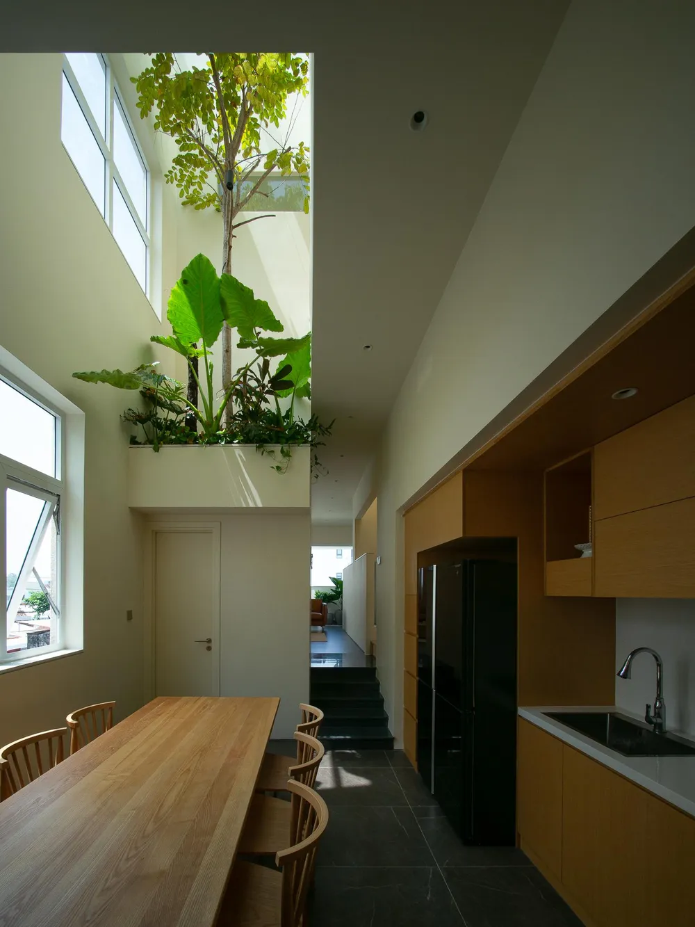 Với hình dáng khu đất, kiến trúc sư Rear studio cố gắng để công trình không trở thành một khối hộp mỏng và cao.