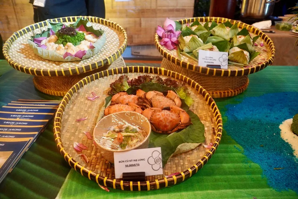 Quầy chè - xôi hội đủ cả các món ăn vặt hấp dẫn như chè bà ba, chè khoai tím, chè bắp, chè khoai môn, xôi ngũ sắc, xôi lá dứa hạt sen...