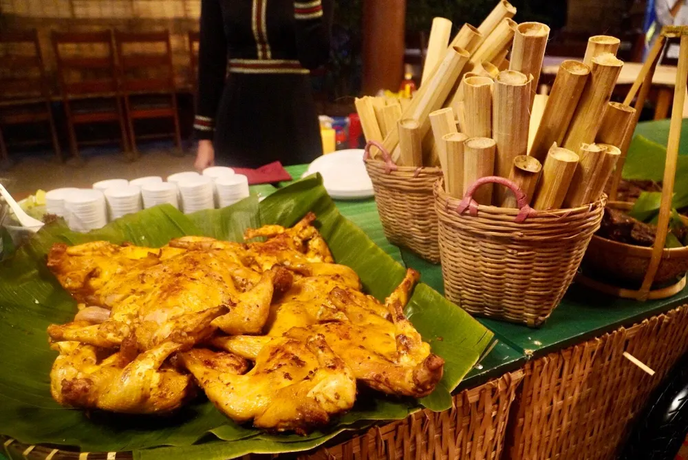 Món ăn đặc sản vùng cao Tây Bắc như gà nướng mắc khén, thịt nướng lá mắc mật, thịt nướng ống tre, cơm lam ống tre hấp dẫn không kém.