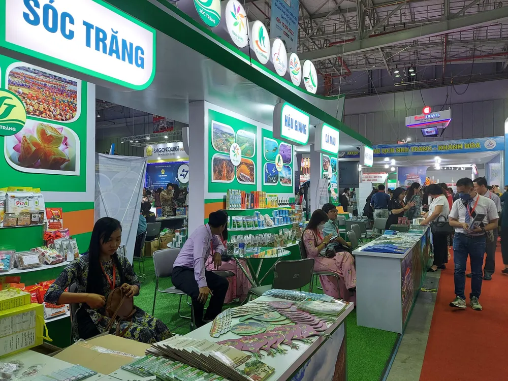 Gian hàng của các địa phương trưng bày nhiều sản phẩm đặc trưng vùng miền.