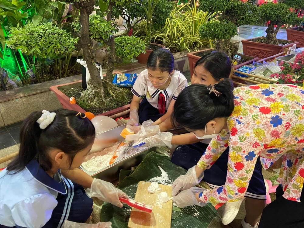 Các em có thể tự tay mình làm những chiếc bánh phục linh. Các em có thể tự tay mình làm những chiếc bánh phục linh.