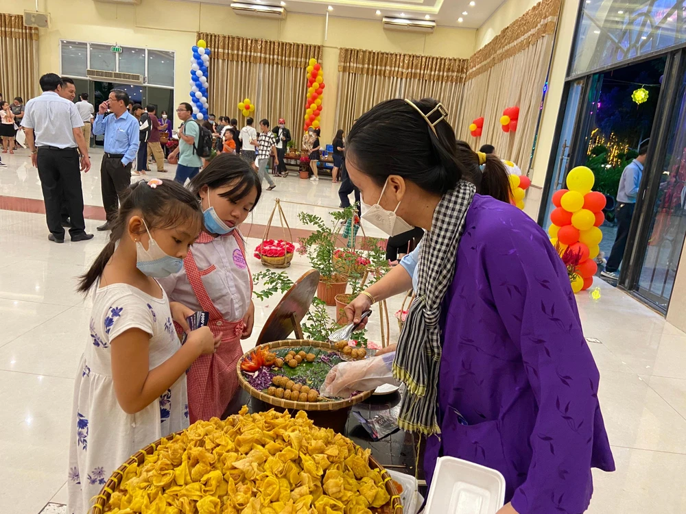 Ngoài tham gia chương trình rước đèn ông sao, các em còn được thưởng thức ẩm thực. Ngoài tham gia chương trình rước đèn ông sao, các em còn được thưởng thức ẩm thực.