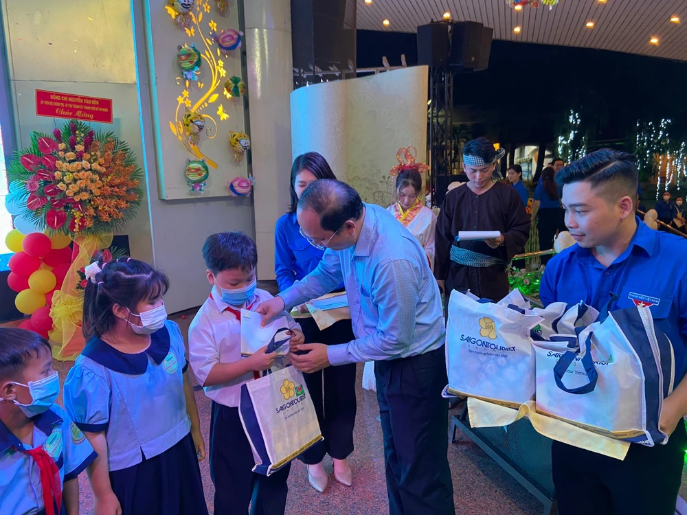 Ngày hội Trung thu lần thứ 16 cũng là chương trình khép lại chuỗi sự kiện chào mừng kỷ niệm 47 năm ngày thành lập Saigontourist Group. Ngày hội Trung thu lần thứ 16 cũng là chương trình khép lại chuỗi sự kiện chào mừng kỷ niệm 47 năm ngày thành lập Saigontourist Group.