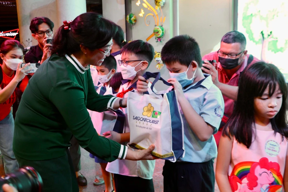 Bà Phan Thị Thắng, Phó Chủ tịch UBND TP.HCM, tặng quà cho các em nhỏ. Bà Phan Thị Thắng, Phó Chủ tịch UBND TP.HCM, tặng quà cho các em nhỏ.