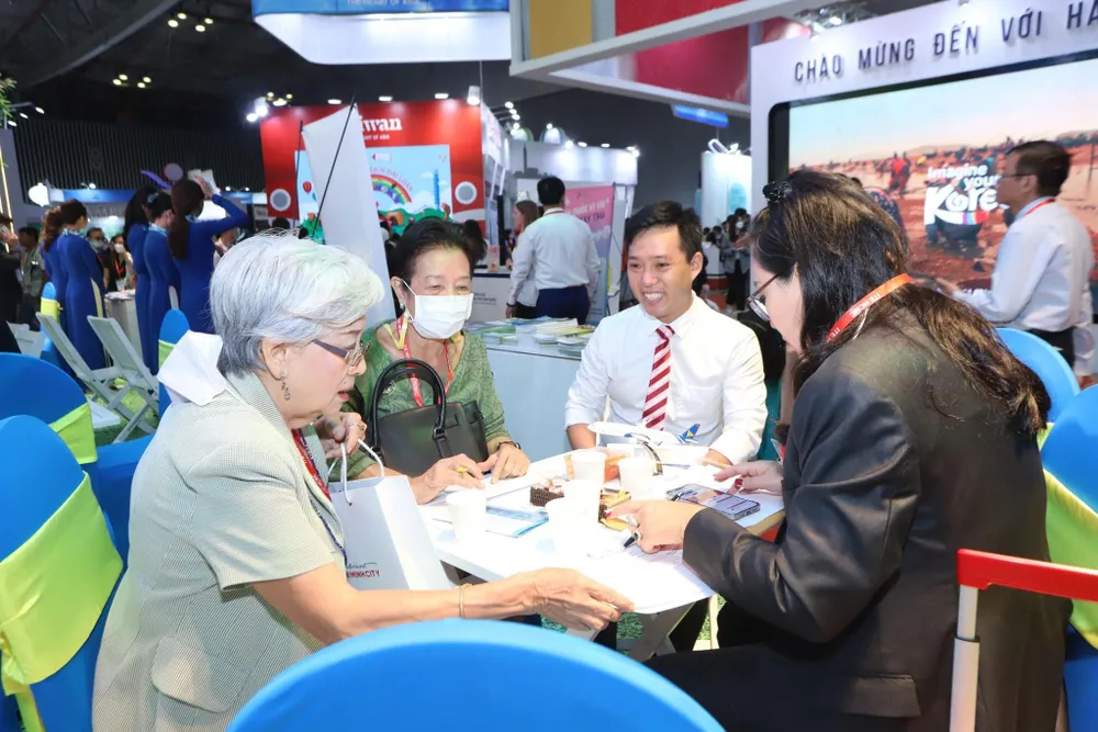 Theo nhiều DN du lịch, doanh thu từ hội chợ vượt mong đợi. Theo nhiều DN du lịch, doanh thu từ hội chợ vượt mong đợi.