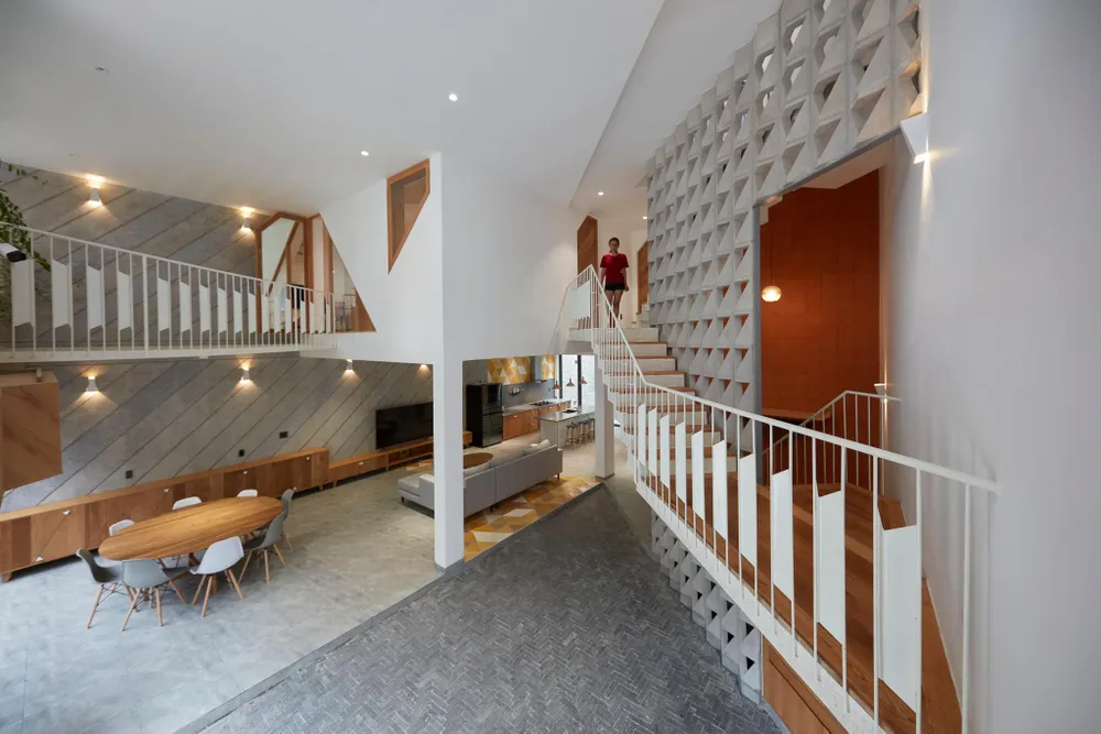 Kiến trúc sư tạo nên một trục giao thông mới hoàn toàn và xây ngăn chia phòng ốc lại theo hình thức mới hoàn toàn để tạo trải nghiệm sống mới cho chủ nhà .