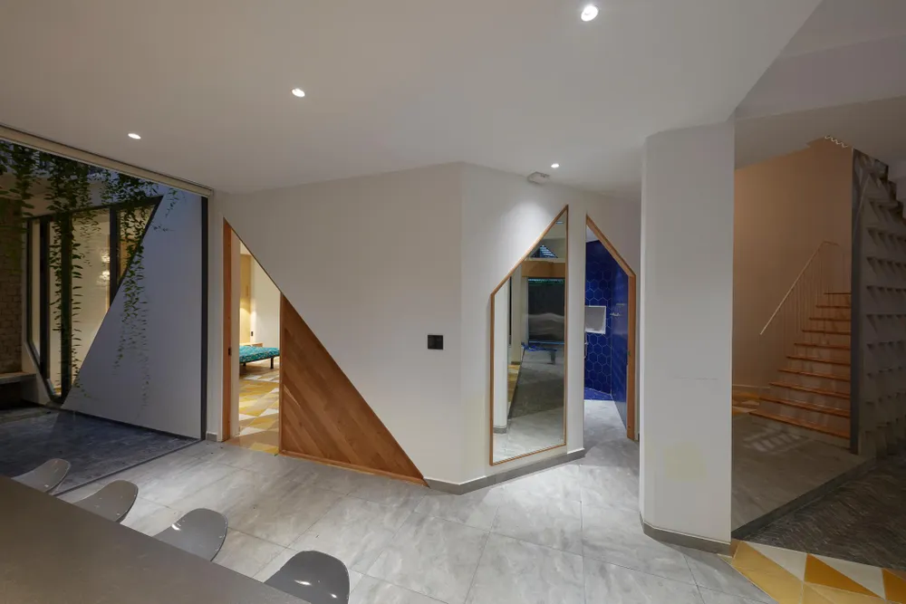 Vật liệu ốp lát cũng cùng họa tiết tam giác tạo thành một tổng thể thống nhất.