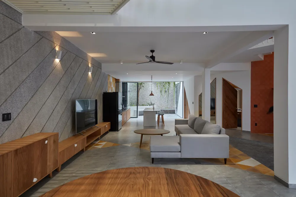 Kiến trúc sư Khuôn Studio đã giữ nguyên khung kết cấu ban đầu nhưng phá bỏ các bức tường và cầu thang hiện có để tạo sự lưu thông mới và phân chia lại các phòng.