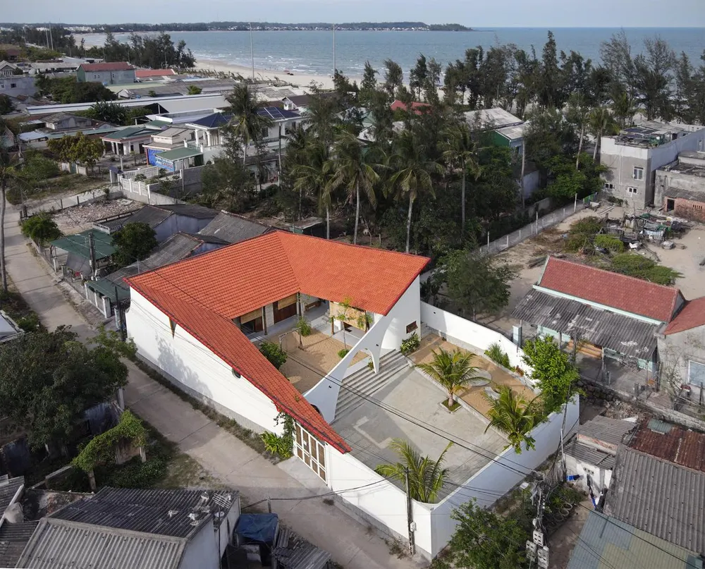 Công trình &quot;Nhà Mình&quot; có diện tích 160 m², tọa lạc tại vùng ven biển miền Trung, tỉnh Quảng Ngãi.