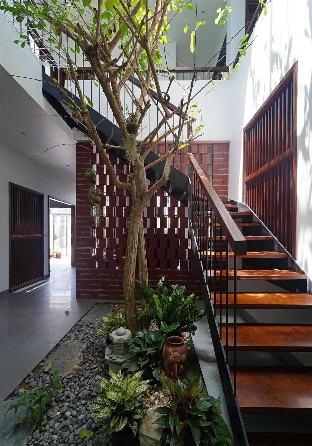 Ngoài thông tầng chung lớn nhất, đặc biệt ngôi nhà còn được bố trí thêm hai thông tầng nhỏ ở các khu vực công trình phụ phía sau.