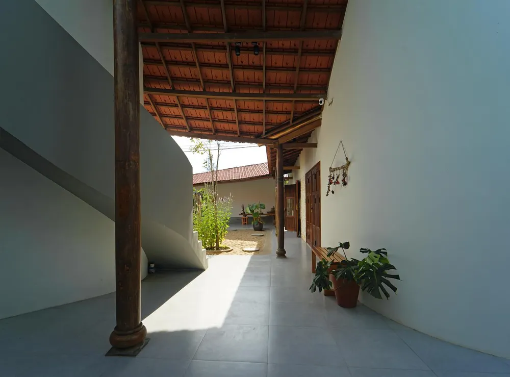 Ánh sáng tự nhiên chiếu vào công trình tạo ra những khoảng, điểm tương phản làm nổi bật.