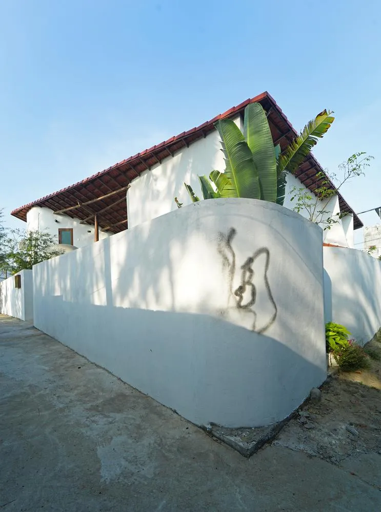 Tường rào bằng bê tông bao quanh, đảm bảo sự an toàn và riêng tư cho công trình nghỉ dưỡng.