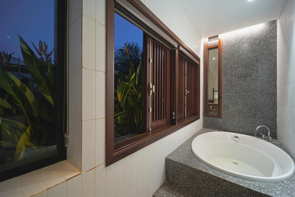 Kiến trúc sư thiết kế bồn tắm tròn, không gian thư giãn này kết nối với thiên nhiên bên ngoài.