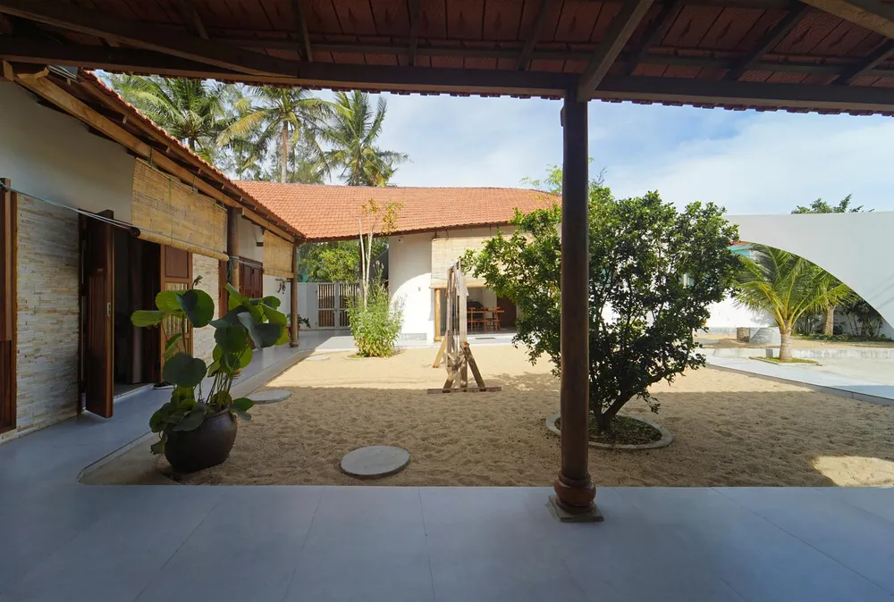 &quot;Nhà Mình&quot; được mở ra các hướng gió mát, các hướng nắng gay gắt đều được che chắn.