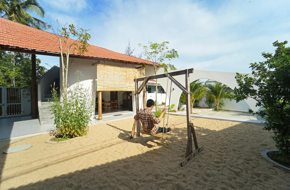 Trẻ em có thể chơi trong sân cát chung và ngắm nhìn ánh sáng tự chuyển mình từ bình minh đến hoàng hôn.