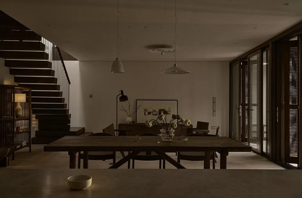 Ngôi nhà chạy dài nằm dưới tán cây gần gũi và thân quen, nó giống như khung cảnh của những ngôi nhà truyền thống Việt Nam.