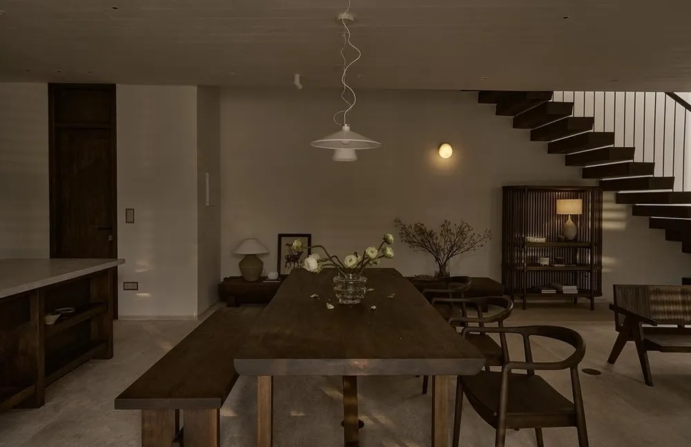 Việc sử dụng bê tông thô mộc với ván khuôn bằng gỗ đòi hỏi kĩ thuật thi công phức tạp và chất lượng gỗ tốt.