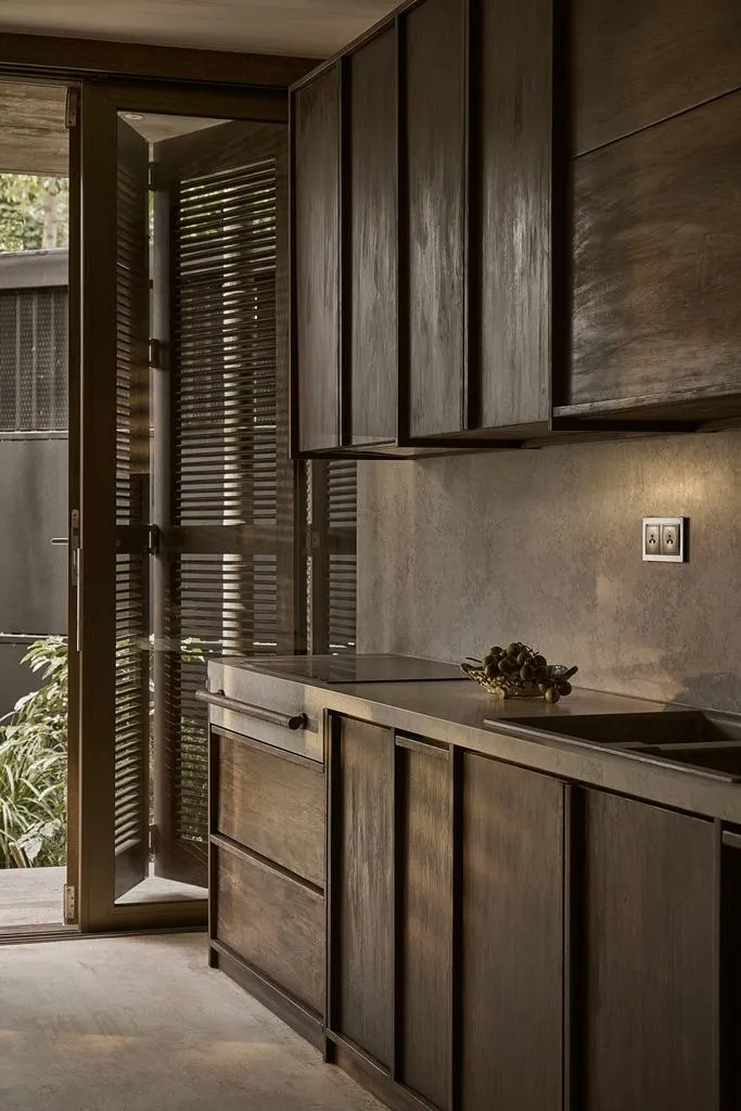 Từ đó, cách thiết kế của kiến trúc sư đem lại cho ngôi nhà một vẻ đẹp tĩnh lặng và nhuốm màu thời gian.