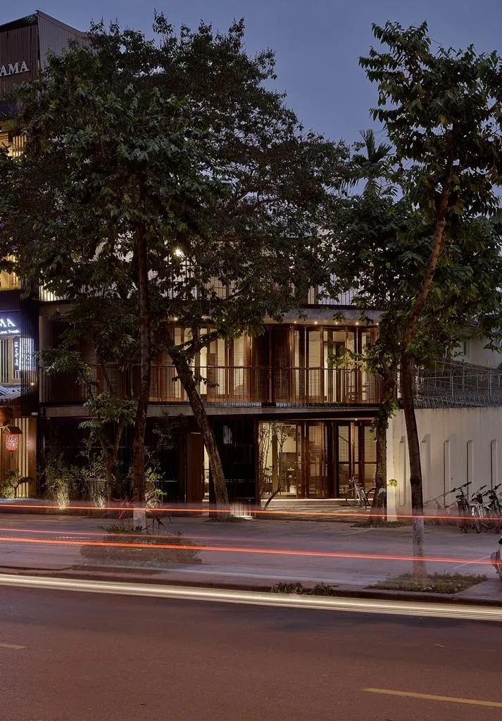 Nhà ở Vạn Phúc nằm trên một vị trí đặc biệt, có vỉa hè rộng rãi và được thừa hưởng những khoảng không lớn từ Đại Sứ Quán Nhật bên cạnh, thuộc phố Vạn Phúc, Ba Đình, TP Hà Nội.