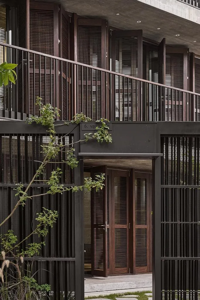 Kiến trúc sư cho biết, tổng diện tích sàn nhà là 250 m² gồm 2,5 tầng. Ngôi nhà là một cấu trúc vượt nhịp lớn trải dài 12 m với hai vách bê tông chịu lực hai bên. Kiến trúc sư tận dụng tối đa lợi thế chiều rộng khu đất.