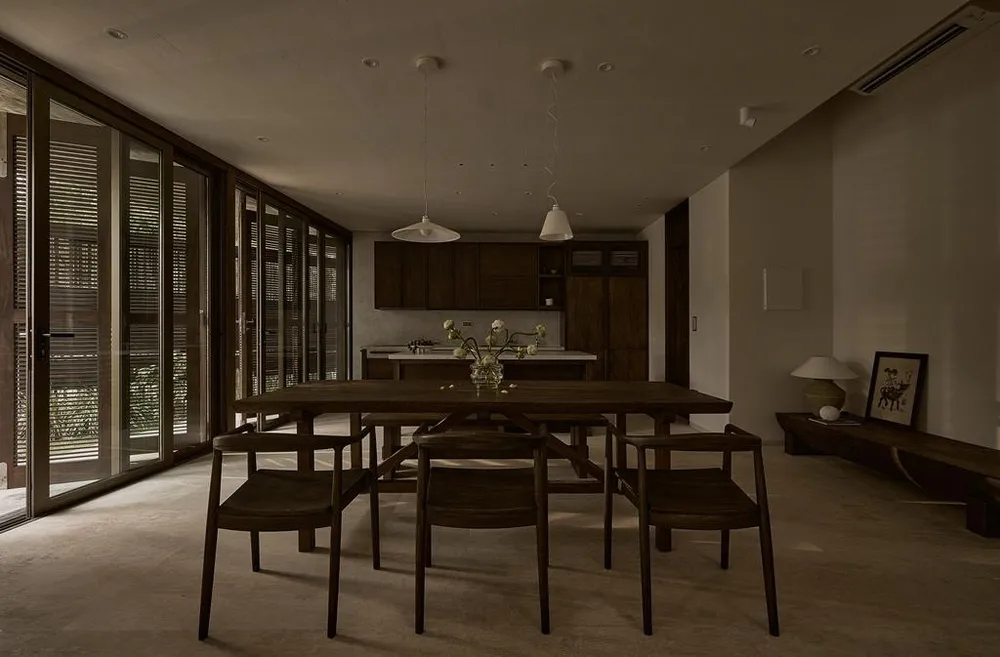 Hệ chớp trở thành một lớp rèm trong suốt, giải phóng tầm nhìn ra khoảng không rộng lớn trước mặt, đây là một điều hiếm thấy ở một ngôi nhà mặt phố.