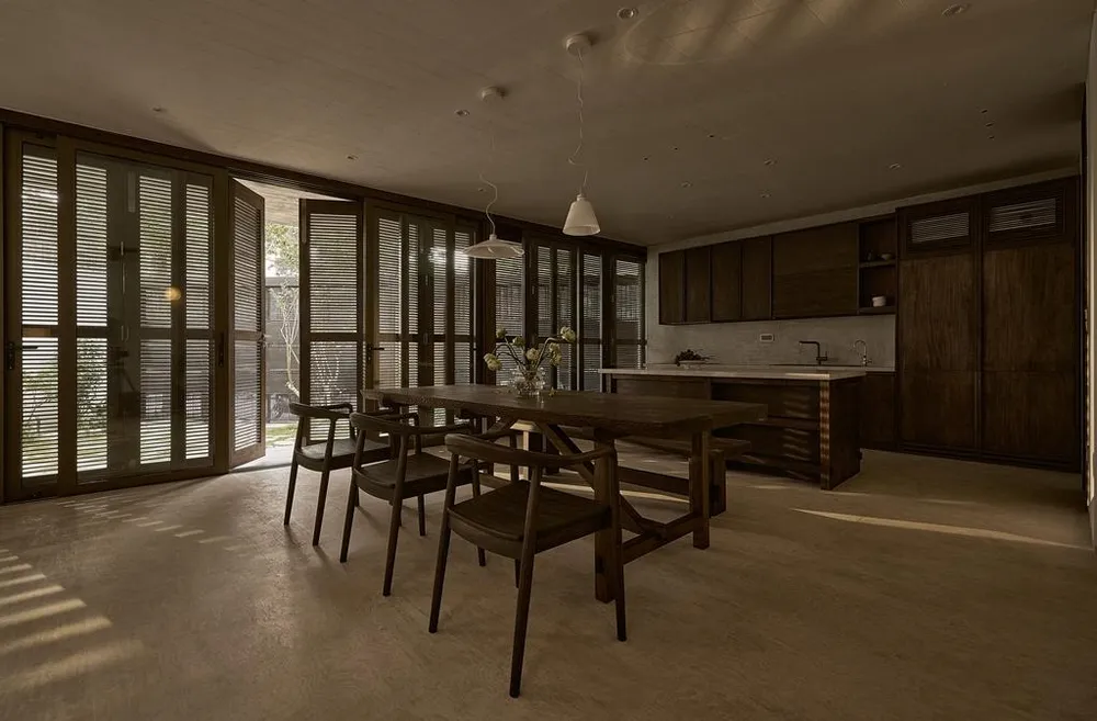 Bếp và bàn ăn đón nắng tự nhiên thông qua lớp cửa chớp đặc biệt.