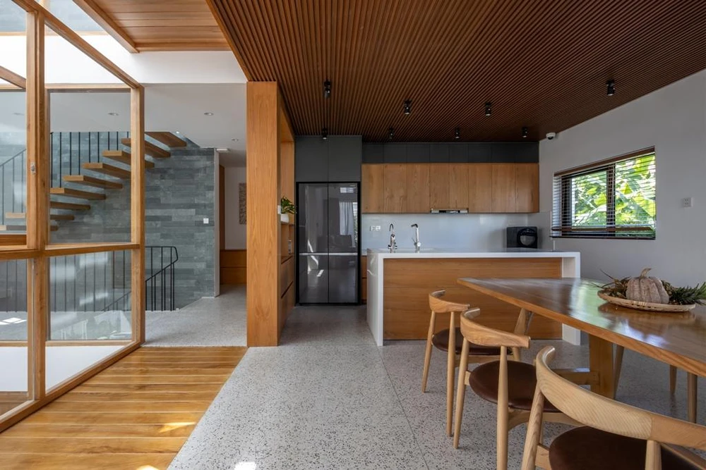 Các không gian chính như phòng khách, bếp và bàn ăn các thành viên trong gia đình luôn nhìn thấy nhau, trò chuyện với nhau giúp gắn kết và gần nhau hơn.