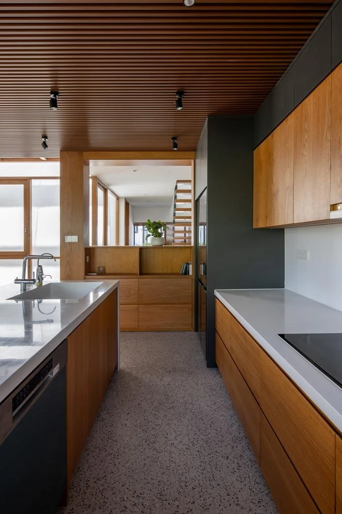 Màu trắng của tường tương phản với màu gỗ tự nhiên là yếu tố chủ đạo trong nội thất của ngôi nhà.