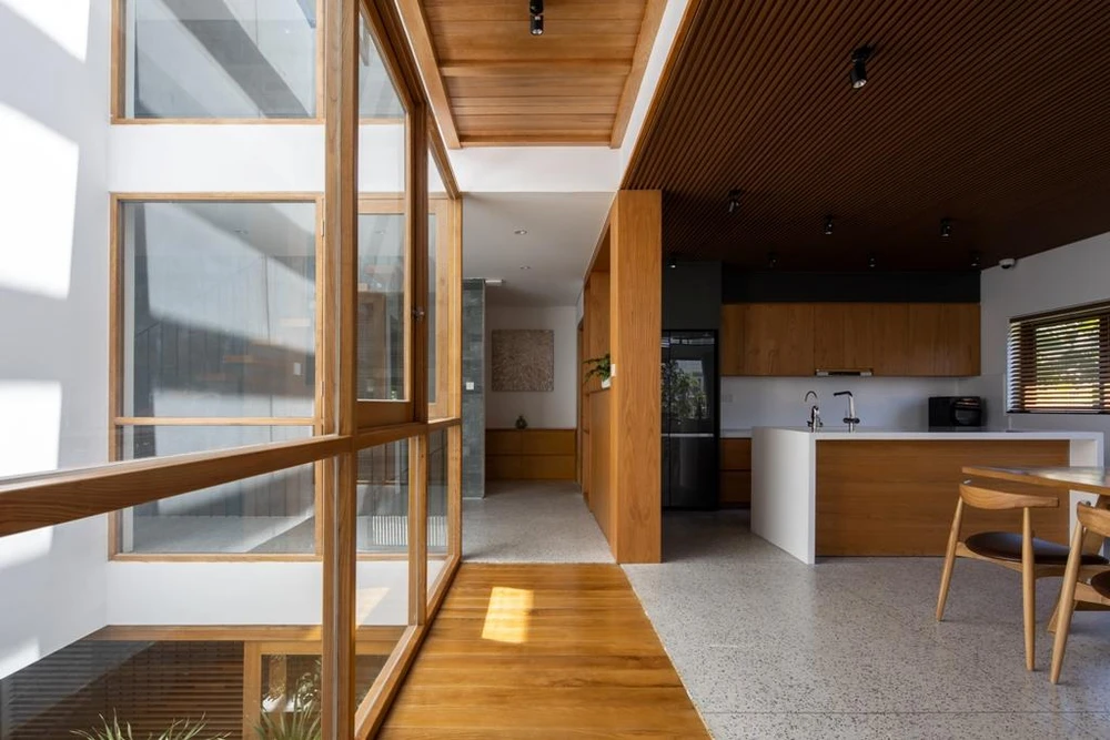 Căn nhà là tổ ấm của gia đình bốn người, đồng thời họ kết hợp văn phòng làm việc.