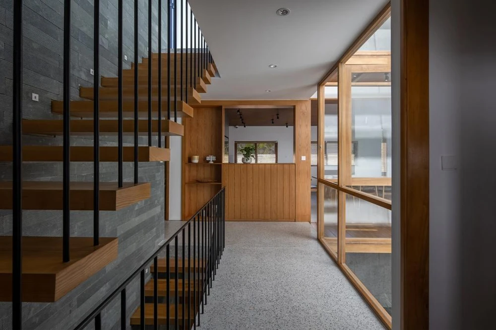 Kiến trúc sư PsA house thiết kế không gian ngay từ tầng một bằng tường kính trong suốt, theo đó các phòng chức năng đều có thể đón được nắng và gió xung quanh giếng trời.