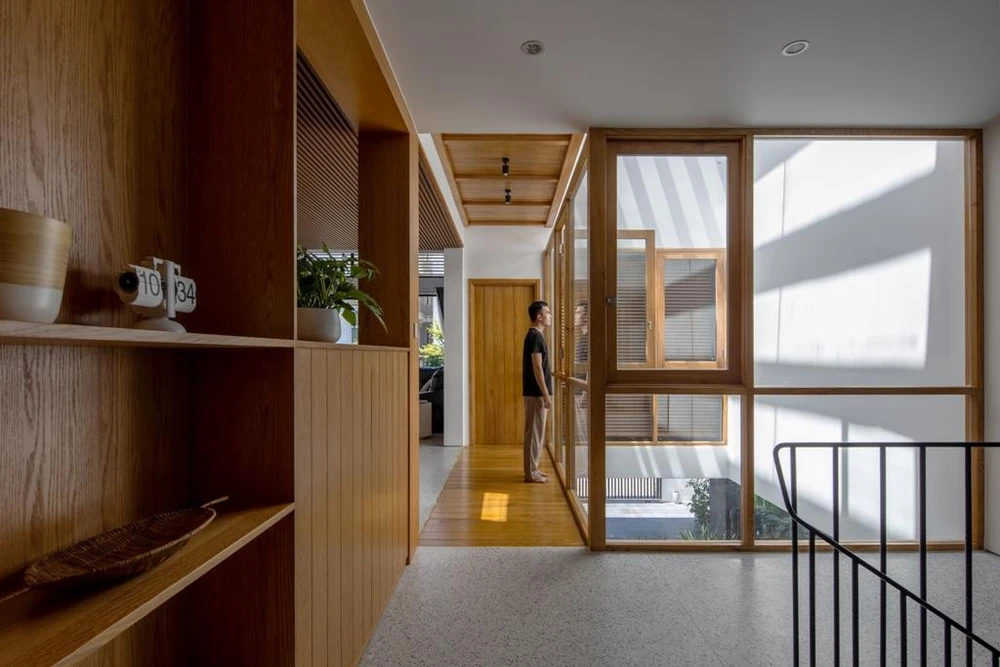 Khoảng sân trong là nơi giao thoa giữa không gian bên trong và ngoài, nơi này các thành viên gắn kết với tự nhiên làm dịu đi cái nóng oi bức của mùa hè và giảm đi không khí lạnh của mùa đông.