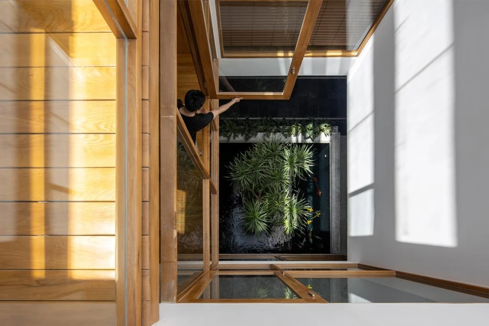 Ánh sáng và gió có thể len lỏi vào nhà thông qua khoảng thông tầng. Không khí trong nhà đối lưu tốt, giúp không gian sống của gia chủ trở nên lý tưởng hơn.