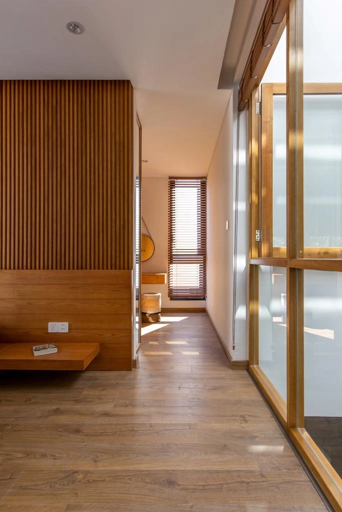 Phòng ngủ cũng đón nắng tự nhiên.