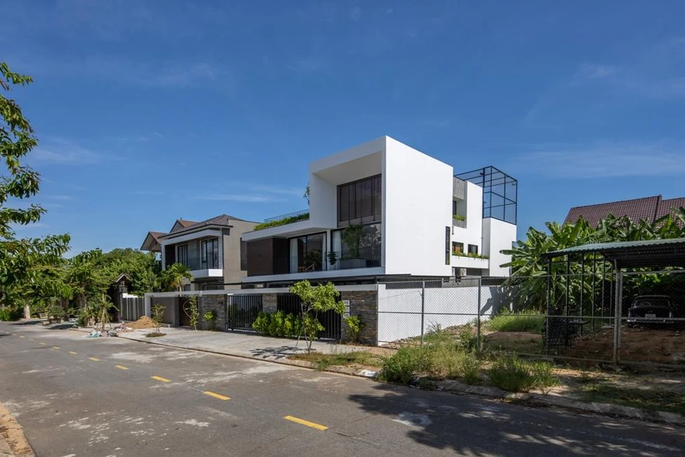 Công trình nằm ở khu dân cư mới, nơi có hạ tầng hoàn chỉnh và mật độ xây dựng vừa phải, không gian yên tĩnh cách sông Hàn không xa.