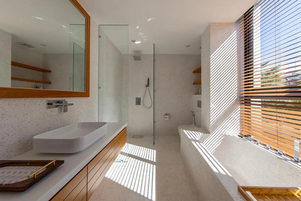 Nắng chiếu vào phòng vệ sinh thông qua ô cửa sổ kính lớn, không gian phòng này luôn thoáng mát.