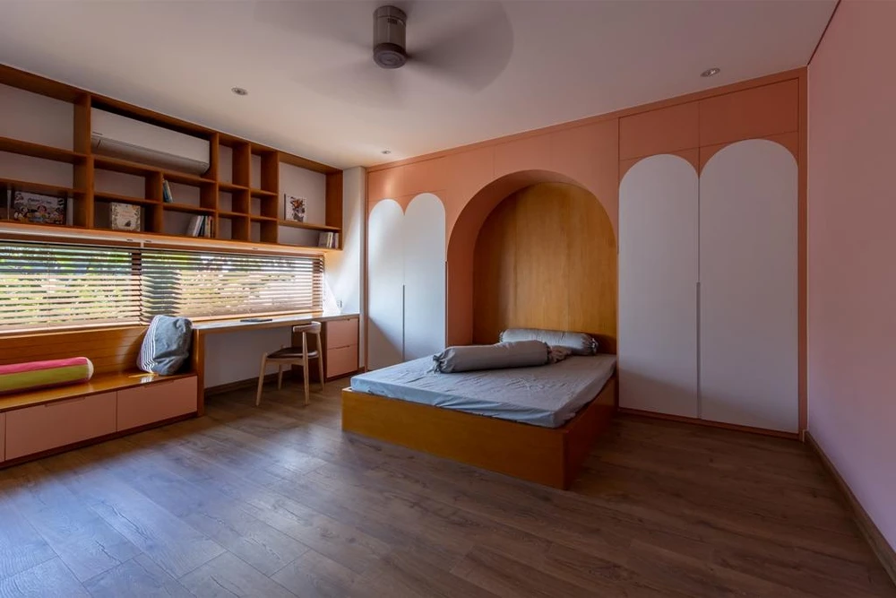 Không gian phòng ngủ cho con cái đa dạng màu sắc và nhiều hình khối khác nhau.