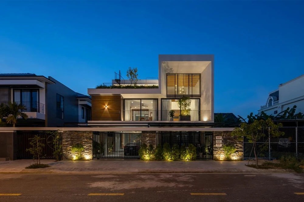 TT House được kiến trúc sư Võ Đức Phong, Nguyễn Huy Giáp (PsA House) thiết kế theo lối hiện đại, tối giản nhưng đầy đủ tiện nghi.