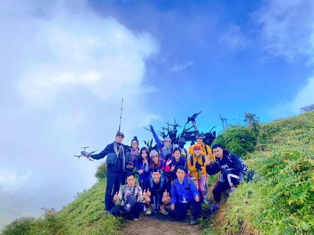 Team của travel blogger Hoàng Thùy Dương được team anh Gôn Râu dẫn đường trekking núi Lảo Thẩn. Team của travel blogger Hoàng Thùy Dương được team anh Gôn Râu dẫn đường trekking núi Lảo Thẩn.