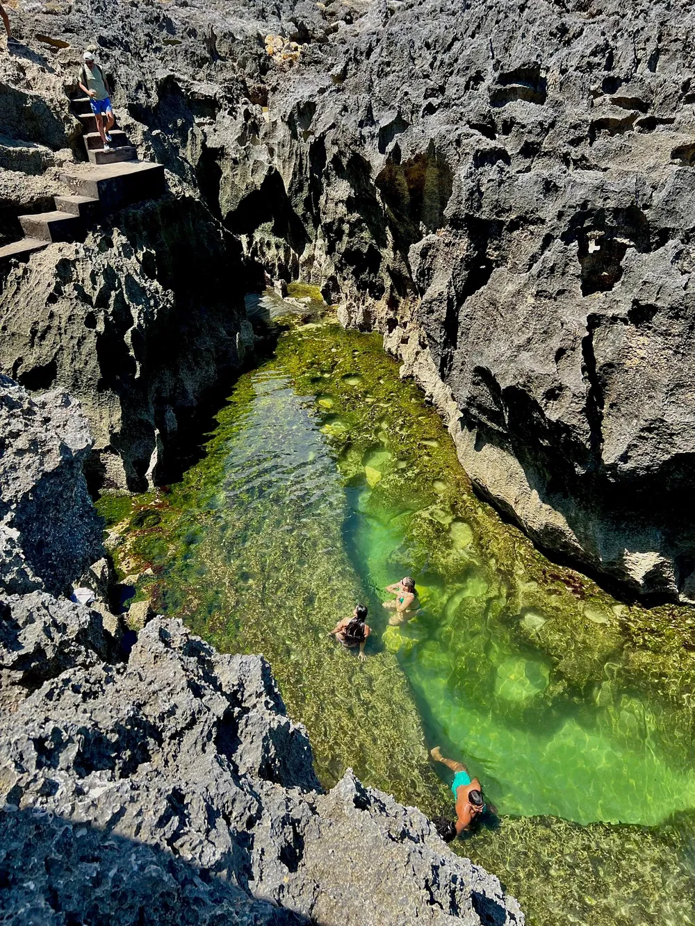 Angel Billabong được xem là hồ bơi vô cực tự nhiên, du khách đến đây ngâm mình dưới làn nước trong xanh màu ngọc lục bảo, thấy được cả tầng lớp rêu dưới đáy hồ. Angel Billabong được xem là hồ bơi vô cực tự nhiên, du khách đến đây ngâm mình dưới làn nước trong xanh màu ngọc lục bảo, thấy được cả tầng lớp rêu dưới đáy hồ.