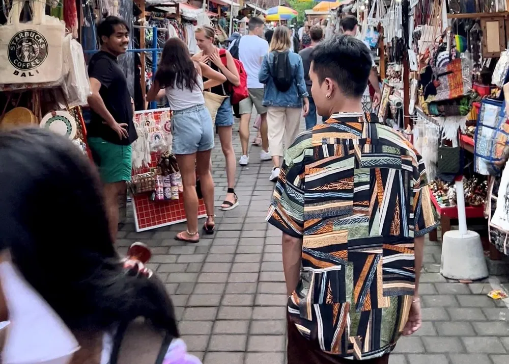 Chợ nghệ thuật Ubud là một điểm nhấn, nổi tiếng về nghệ thuật, hội họa, điêu khắc và thể hiện được nét văn hóa truyền thống của người dân Indonesia. Chợ nghệ thuật Ubud là một điểm nhấn, nổi tiếng về nghệ thuật, hội họa, điêu khắc và thể hiện được nét văn hóa truyền thống của người dân Indonesia.