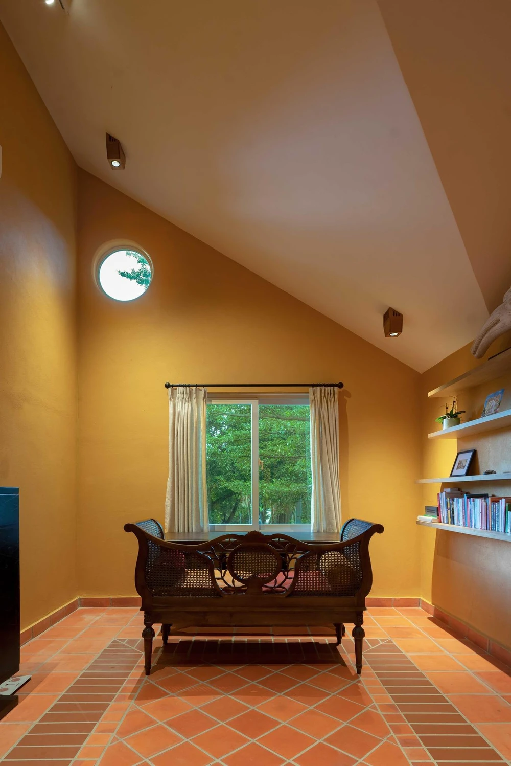 TWIN ghi điểm với gam màu trầm ấm, gợi cho chủ nhà sự gần gũi và cổ xưa.