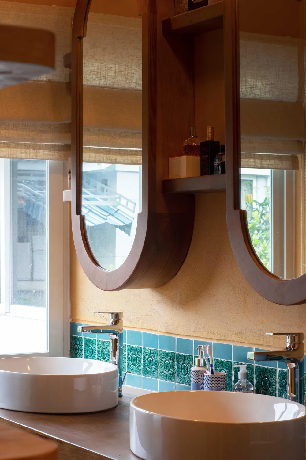 Khu vệ sinh gọn gàng, sạch sẽ với đầy đủ công năng.