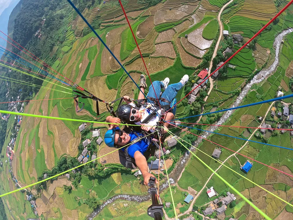 Vân Anh trải nghiệm bay dù lượn ở đèo Khau Phạ - đây là lần đầu tiên cô gái được bay trên bầu trời.