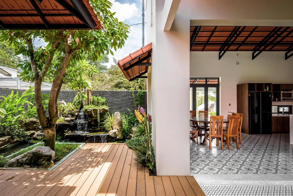 Khu bếp sáng, thoáng và rộng rãi với đủ tiện nghi, chức năng, phục vụ những bữa cơm ngon cho gia đình.