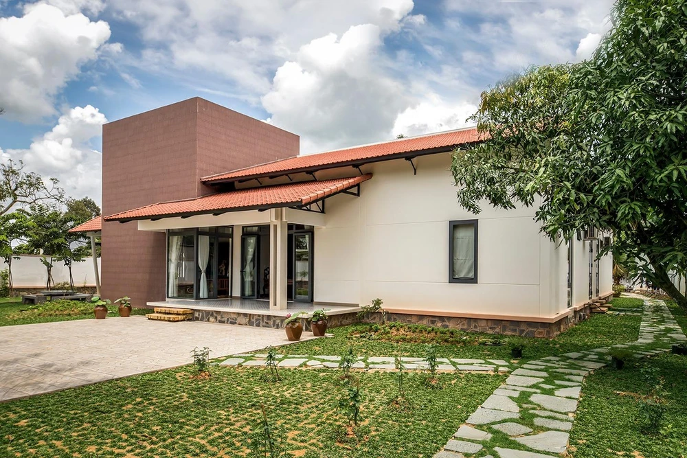 Sân trước rộng thoáng, phục vụ nhu cầu làm nông của gia chủ.