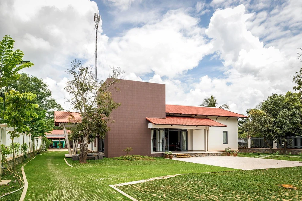 Kiến trúc sư thiết kế công trình thành nhà ba gian, phù hợp với ngôi nhà truyền thống Việt Nam.