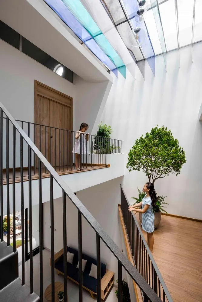 Khoảng trống lấy ánh sáng tự nhiên vào trong nhà được sử dụng bằng những tấm chắn có gam màu chủ đạo là màu xanh dương.