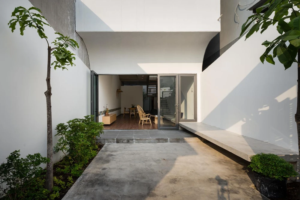 Kiến trúc sư 23o5studio bố trí cây xanh kết hợp với nguồn ánh sáng tự nhiên, tạo ra một không gian cực kỳ gần gũi trong nhà.